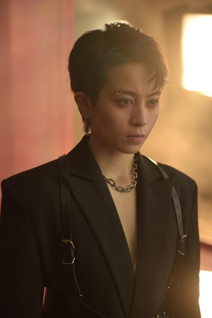 Gil Lê “thả nhẹ” câu nói đầy day dứt trong teaser MV “Sao Người Ta Nỡ Làm Mình Đau“ ảnh 5