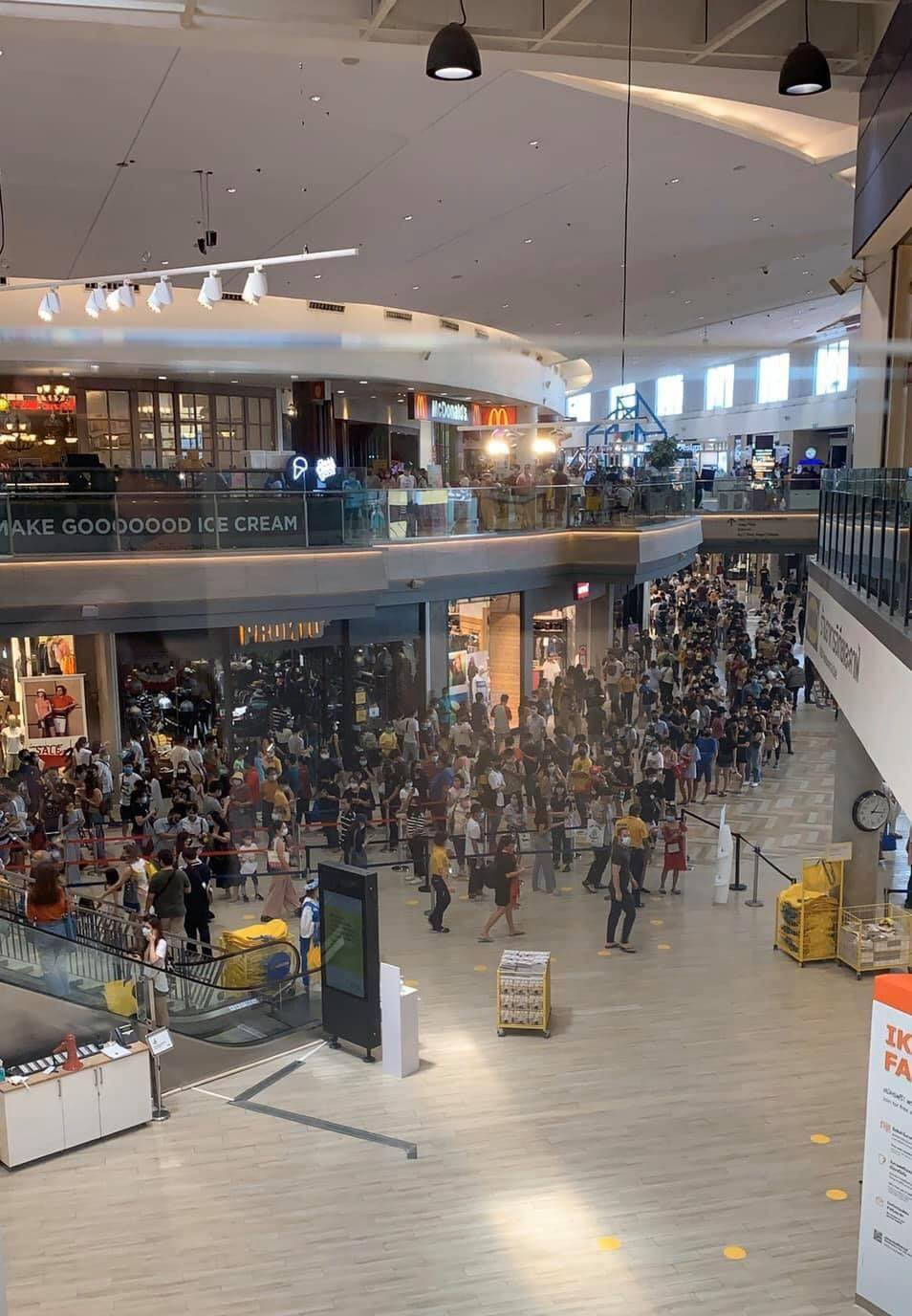 Yêu mua sắm như người Thái: TTTM vừa thông báo mở cửa lại, giới trẻ đã “rồng rắn” xếp hàng ảnh 2