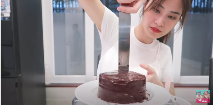 Sao Việt 24H: H'Hen Niê khoe vườn rau của gia đình, Đông Nhi làm bánh mừng sinh nhật FC ảnh 1