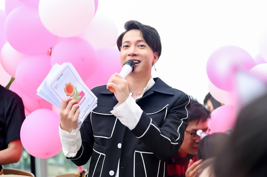 S.T Sơn Thạch tổ chức fan-meeting trên xe buýt 2 tầng, tự tay trộn bánh tráng mời fan ảnh 5