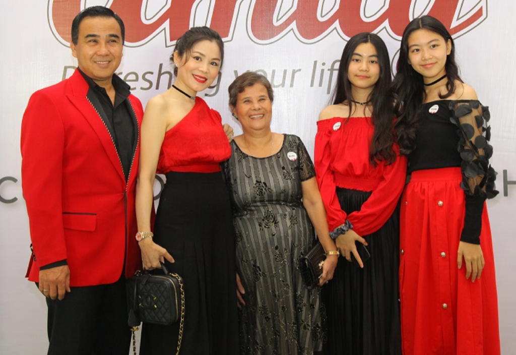 Chụp ảnh thân thiết với Sam nhưng Ngô Kiến Huy lại gây chú ý bởi vẻ ngoài xanh xao, gầy gò ảnh 6