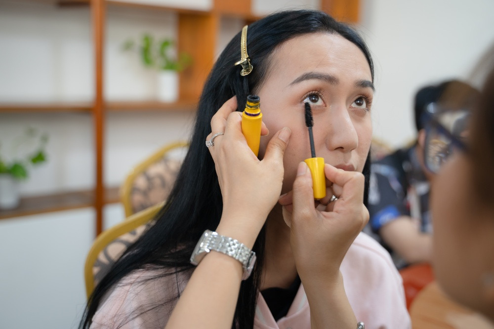 Lynk Lee đi “bán nước dạo”, “chèo kéo” khách hàng ở trường học rồi nhận cái kết phũ ảnh 1