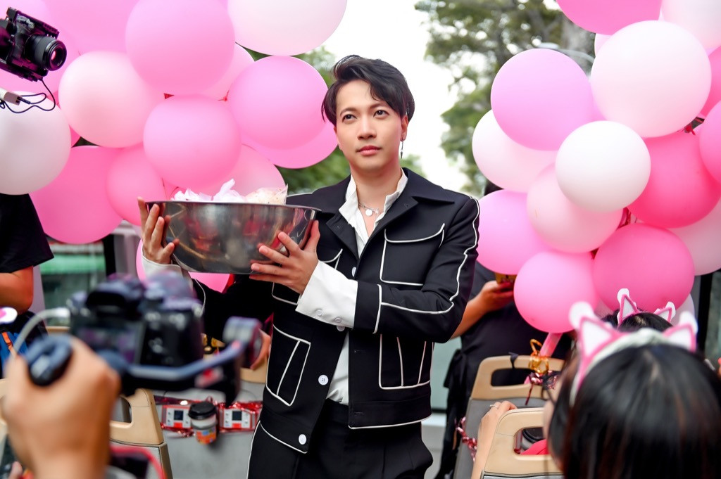 S.T Sơn Thạch tổ chức fan-meeting trên xe buýt 2 tầng, tự tay trộn bánh tráng mời fan ảnh 3