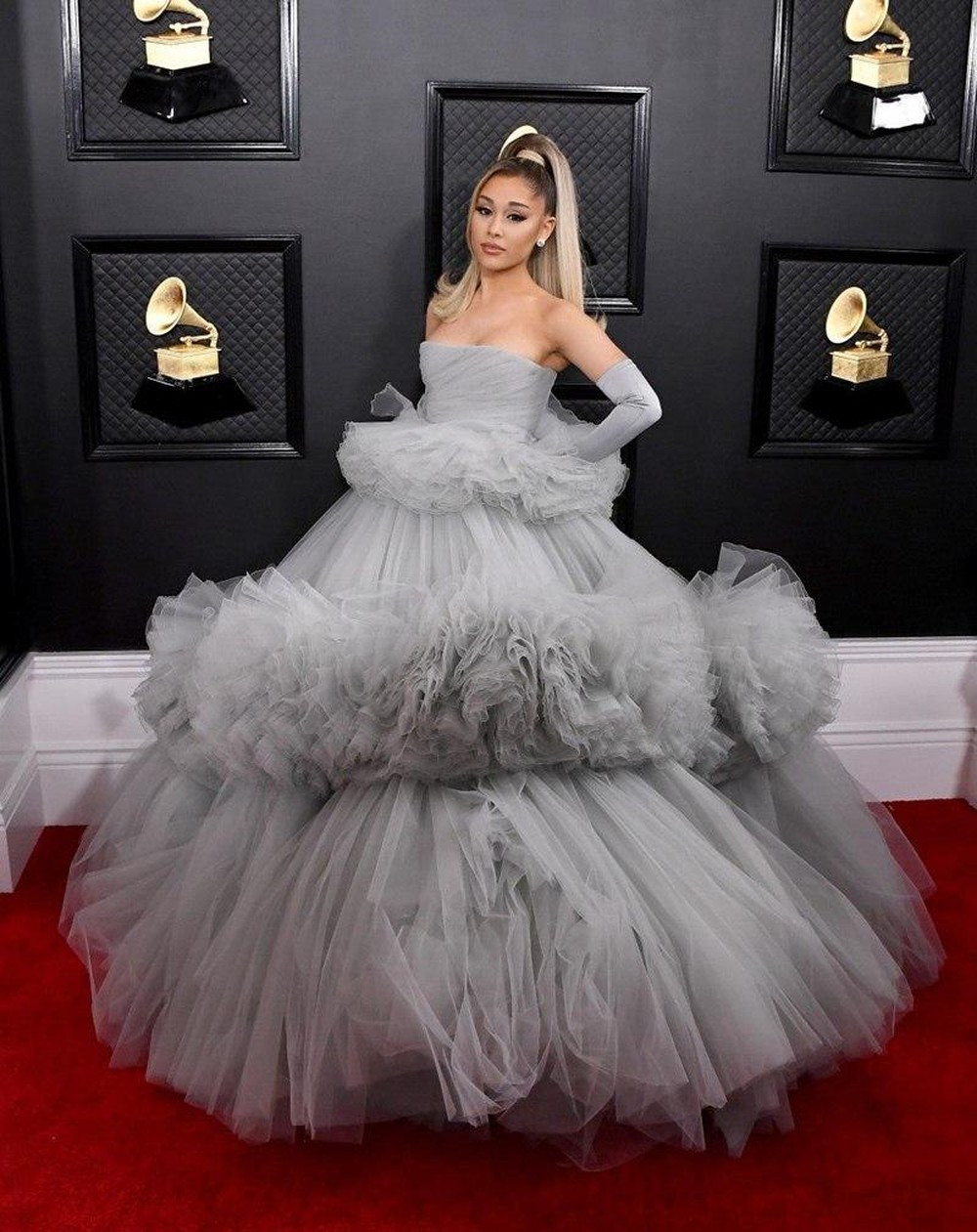 Đạt nhiều thành tích khủng, Ariana Grande được phong tặng danh hiệu “kỷ lục gia Billboard“ ảnh 1