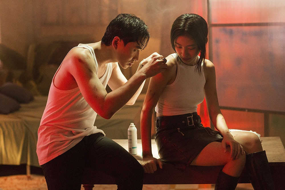 Karik trải nghiệm cuộc tình đớn đau, đầy gay cấn với hotgirl Minh Ngọc trong MV mới ảnh 5