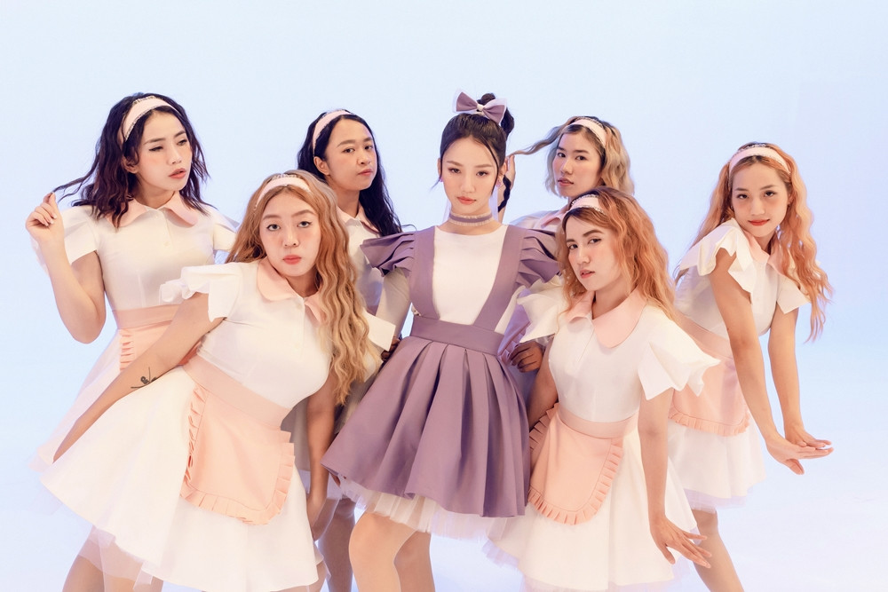 AMEE hóa thân thành bà nội trợ cực cute “dạy bảo” người yêu trong MV “Mama Boy“ ảnh 5