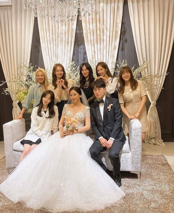 SNSD bên cạnh vợ chồng người quản lý được nói đến trong bài. SNSD hội tụ hát mừng ngày vui của anh quản lý khiến SONE “bấn loạn” ảnh 1
