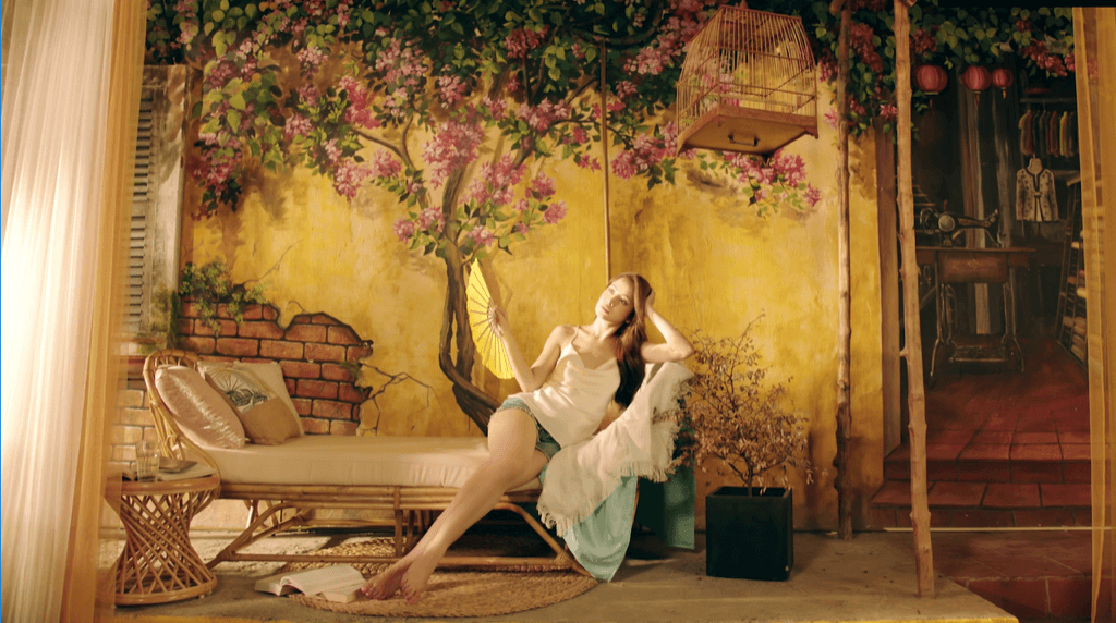 Chi Pu thả dáng cực xinh bên hiên nhà, bật mí sự trở lại trong mùa hè rực nắng ảnh 1