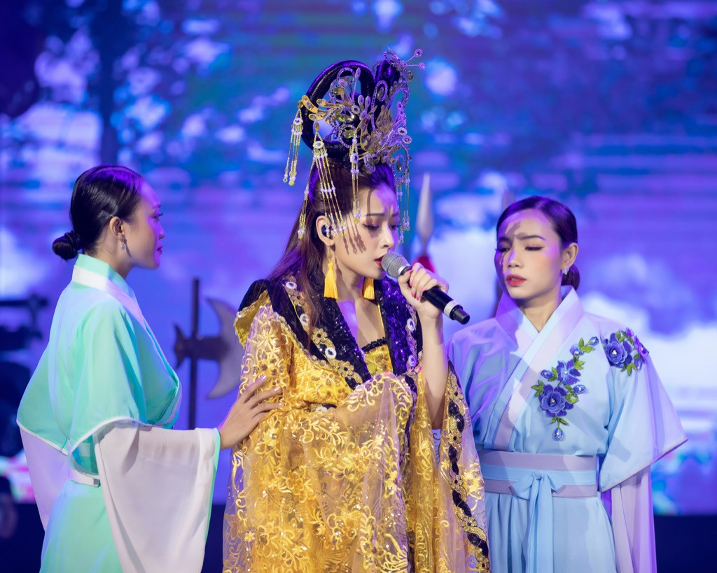 Sau sự cố hát phô, Chi Pu tái hiện bối cảnh MV “Cung đàn vỡ đôi” lên sân khấu lớn ảnh 5