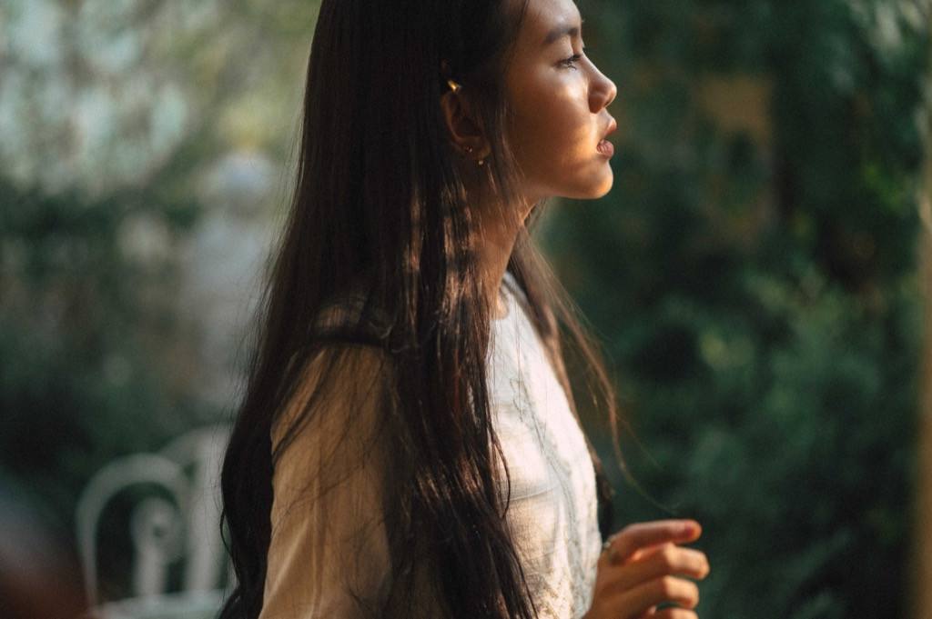 "Cô nàng Kim Ngưu" Bảo An hóa thiếu nữ trong veo, xinh ngỡ ngàng trong MV mới ảnh 2