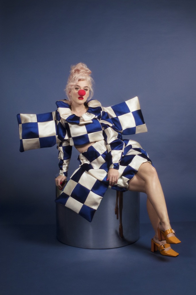 Cận kề ngày sinh, bà bầu Katy Perry vẫn năng nổ tung single và phát hành album mới ảnh 2