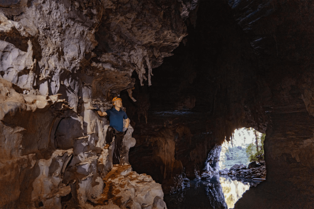 Quá khó để tới được Sơn Đoòng? Khám phá ngay hang Tú Làn cũng kỳ vĩ không kém! ảnh 5