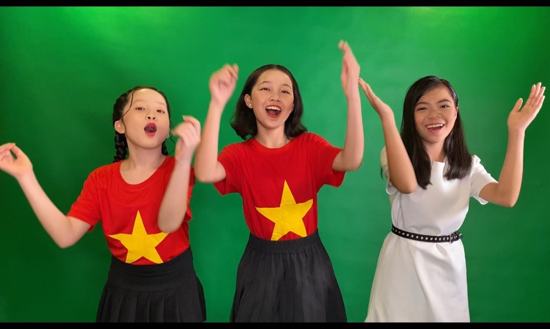 Sao Việt 24H: Lynk Lee khoe ảnh cực xinh, Lưu Thiên Hương cùng học trò ra mắt ca khúc mới ảnh 2