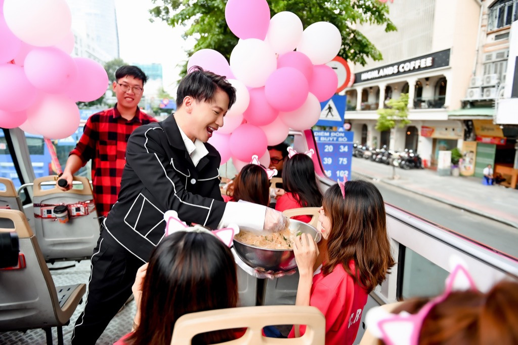 S.T Sơn Thạch tổ chức fan-meeting trên xe buýt 2 tầng, tự tay trộn bánh tráng mời fan ảnh 4