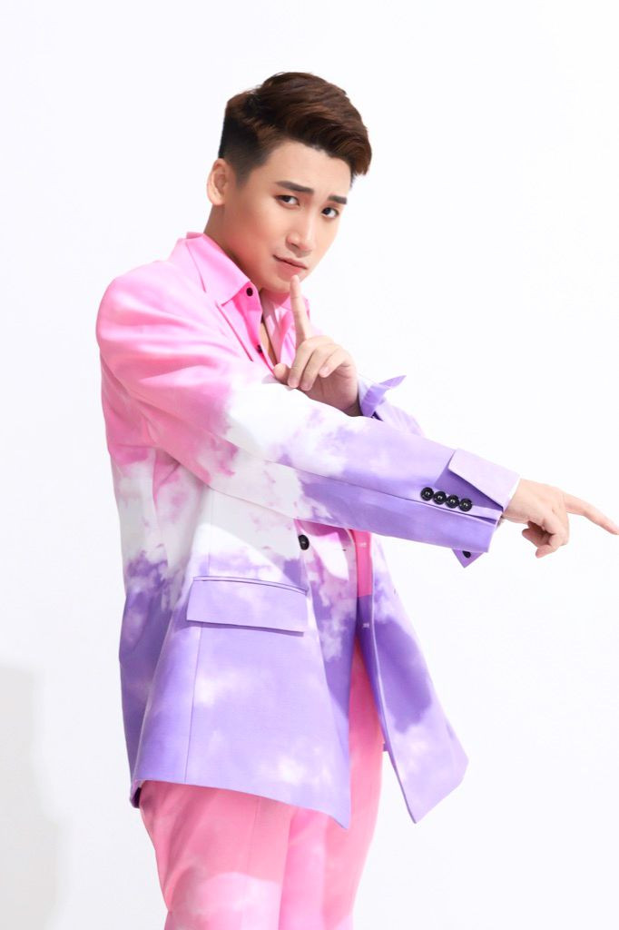 Huy Cung đón tuổi mới bằng bộ ảnh “hường phấn”, làm vlog tặng fan nhân dịp sinh nhật ảnh 1