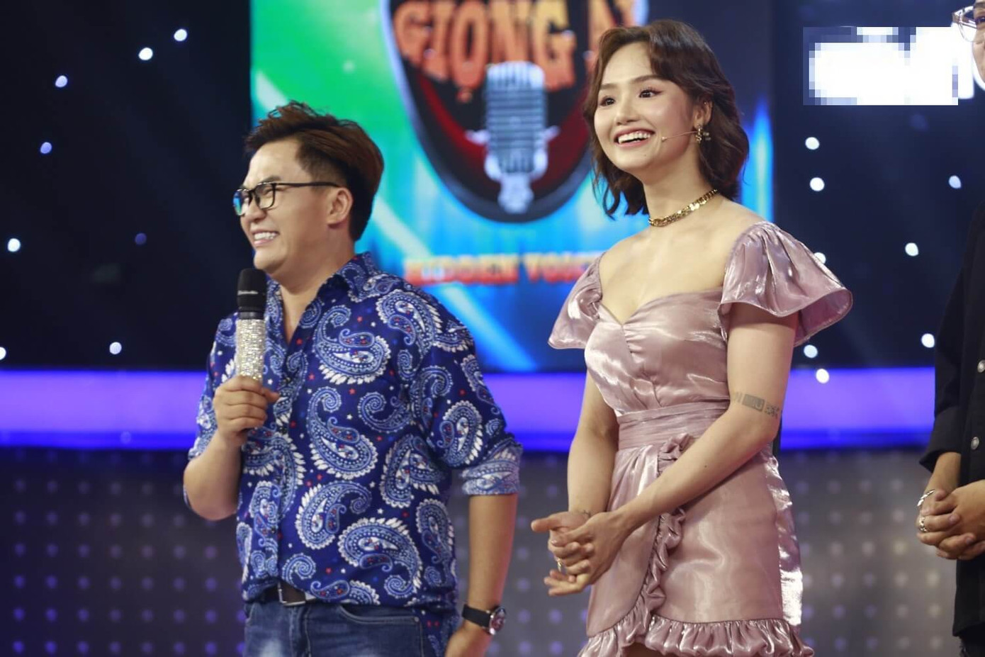 Miu Lê “tức cái lồng ngực” khi Lou Hoàng “quăng miếng rớt” ở “Giọng Ải Giọng Ai“ ảnh 1