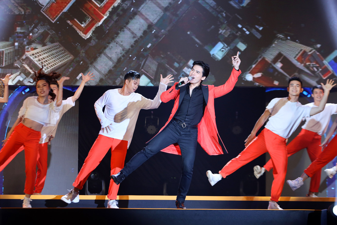 Trúc Nhân, Bảo Anh, Trung Quân gây xúc động khi hát tri ân đội ngũ chống dịch COVID-19 ảnh 2