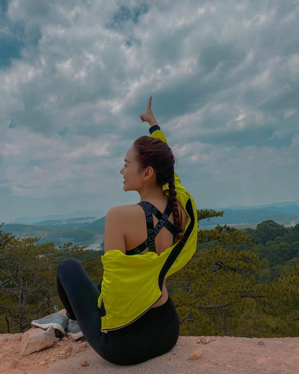 Dàn mỹ nhân Việt khoe eo thon dáng chuẩn khi tự tập luyện tại nhà ảnh 9