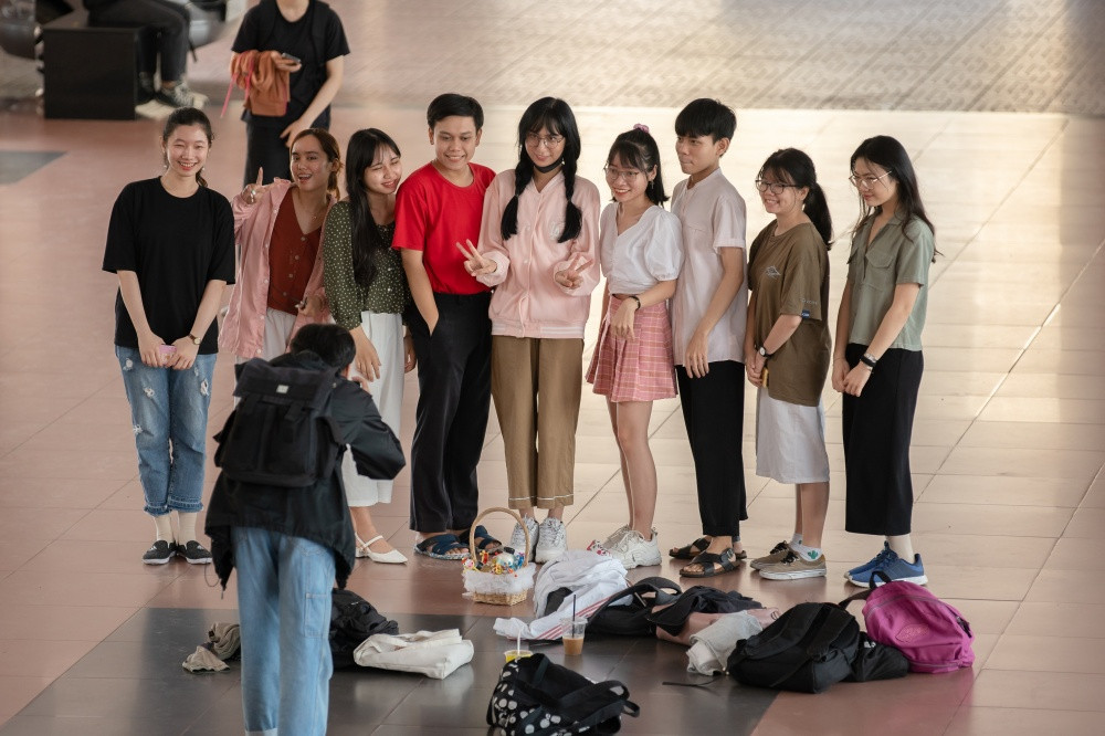 Lynk Lee đi “bán nước dạo”, “chèo kéo” khách hàng ở trường học rồi nhận cái kết phũ ảnh 6