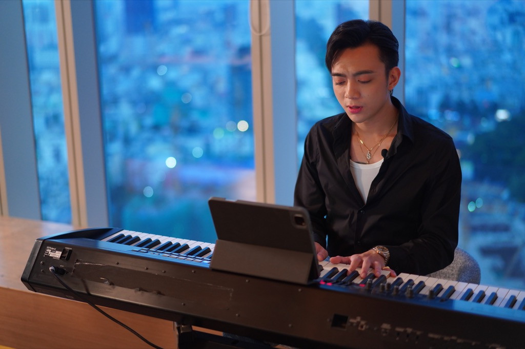 Soobin Hoàng Sơn đích thân phục vụ đồ ăn, pha nước uống cho fan nhân dịp sinh nhật ảnh 3