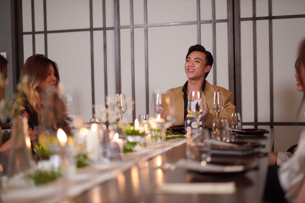 Soobin Hoàng Sơn đích thân phục vụ đồ ăn, pha nước uống cho fan nhân dịp sinh nhật ảnh 4