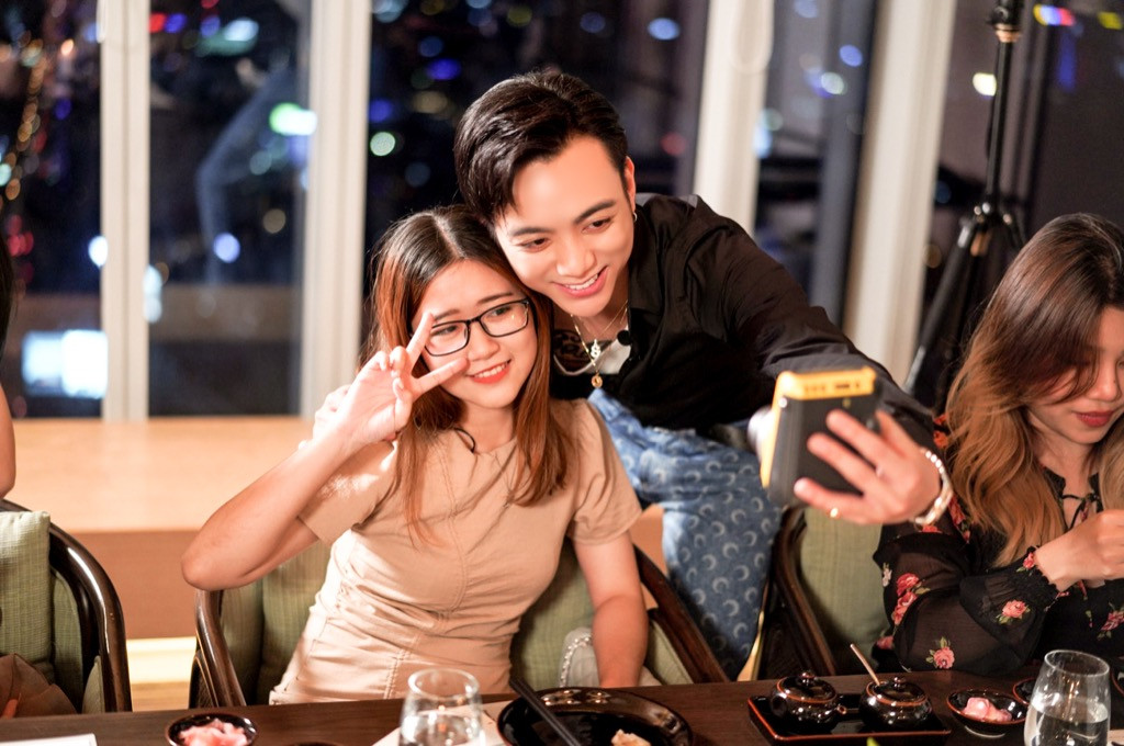 Soobin Hoàng Sơn đích thân phục vụ đồ ăn, pha nước uống cho fan nhân dịp sinh nhật ảnh 5