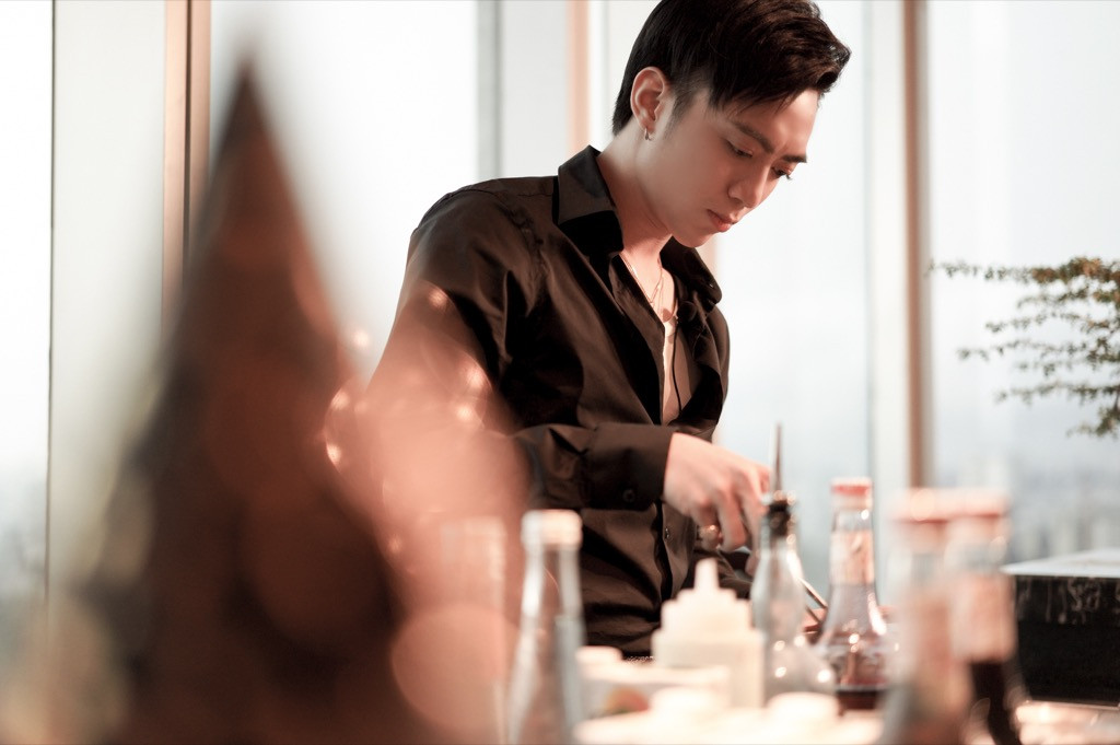 Soobin Hoàng Sơn đích thân phục vụ đồ ăn, pha nước uống cho fan nhân dịp sinh nhật ảnh 2