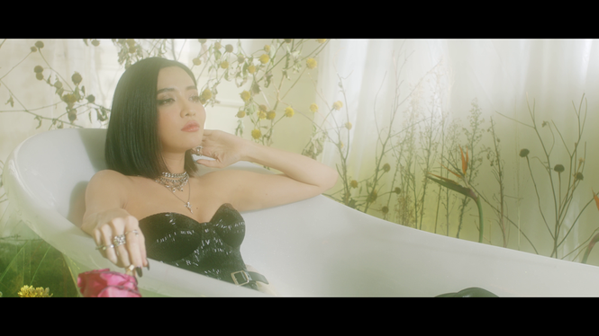 “Một cú lừa” đạt loạt thành tích đáng ghen tỵ, Bích Phương bất ngờ tung bản remix ảnh 1