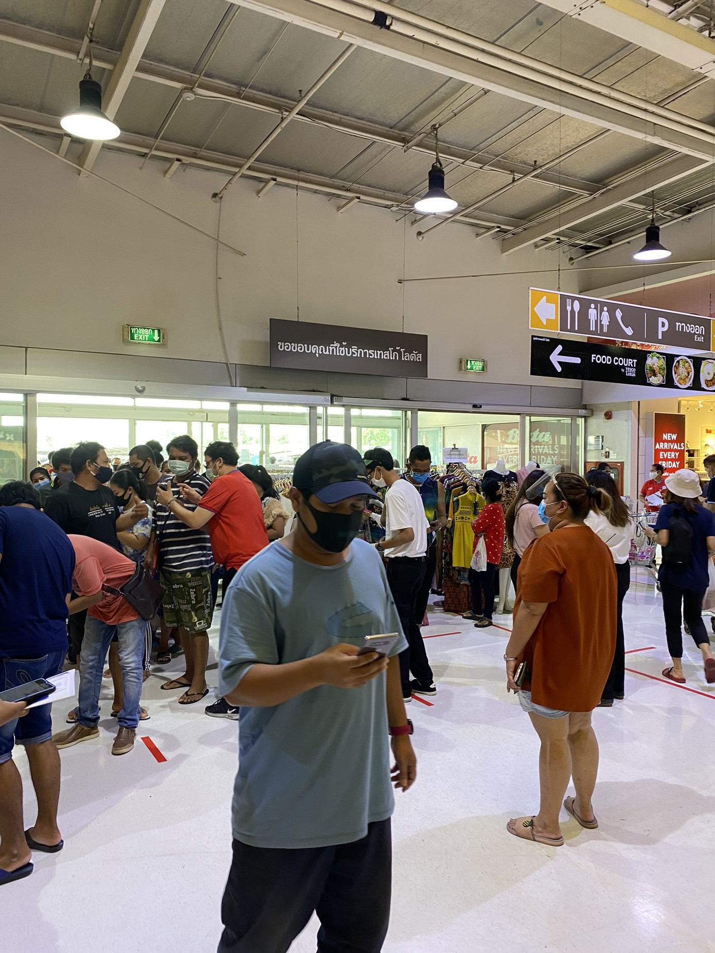 Yêu mua sắm như người Thái: TTTM vừa thông báo mở cửa lại, giới trẻ đã “rồng rắn” xếp hàng ảnh 4