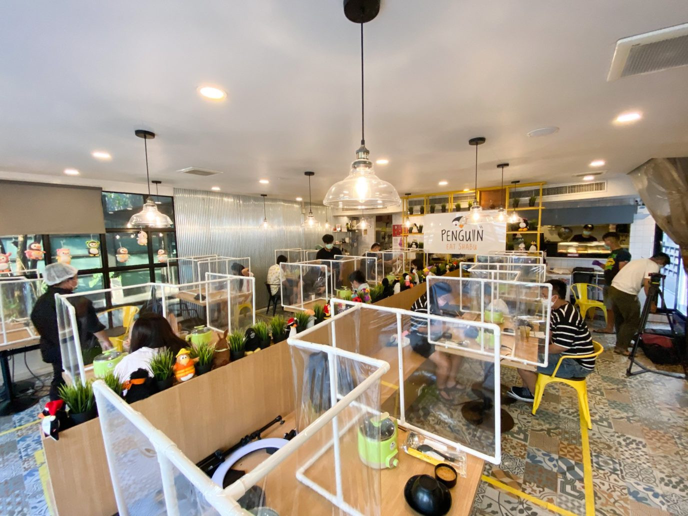 Nhà hàng Thái Lan thiết kế vách ngăn “siêu xịn” để bảo vệ thực khách trong mùa dịch ảnh 3