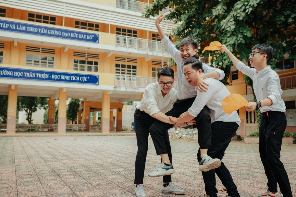 Đón chào mùa tựu trường, Lou Hoàng tung ngay MV “Bạn Cấp 3” đậm chất thanh xuân ảnh 4