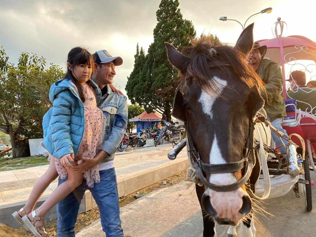 Sao Việt 24H: Hoa hậu Tiểu Vy khoe ảnh cực chất, Jun Phạm lộ cơ bắp săn chắc ảnh 9