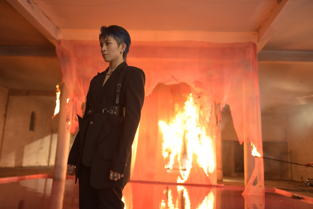 Gil Lê “thả nhẹ” câu nói đầy day dứt trong teaser MV “Sao Người Ta Nỡ Làm Mình Đau“ ảnh 2