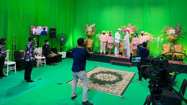 Đám cưới thời COVID-19: Tổ chức trong studio, sui gia gặp nhau qua livestream ảnh 3