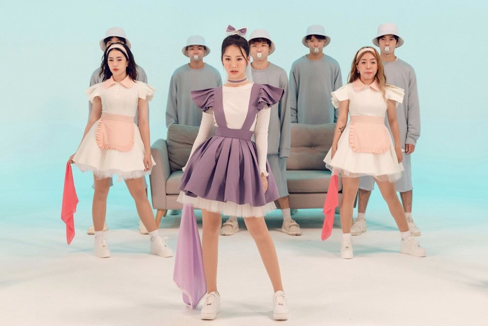 AMEE hóa thân thành bà nội trợ cực cute “dạy bảo” người yêu trong MV “Mama Boy“ ảnh 3