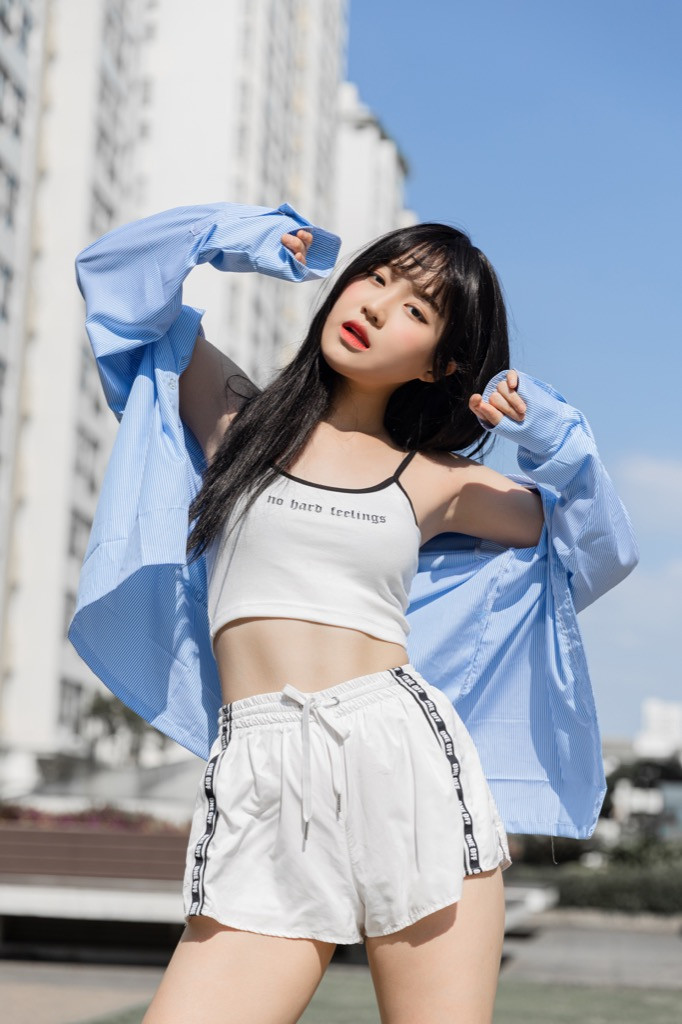  Han Sara nhá hàng sản phẩm "comeback" bằng hình ảnh chàng trai giấu mặt ảnh 2