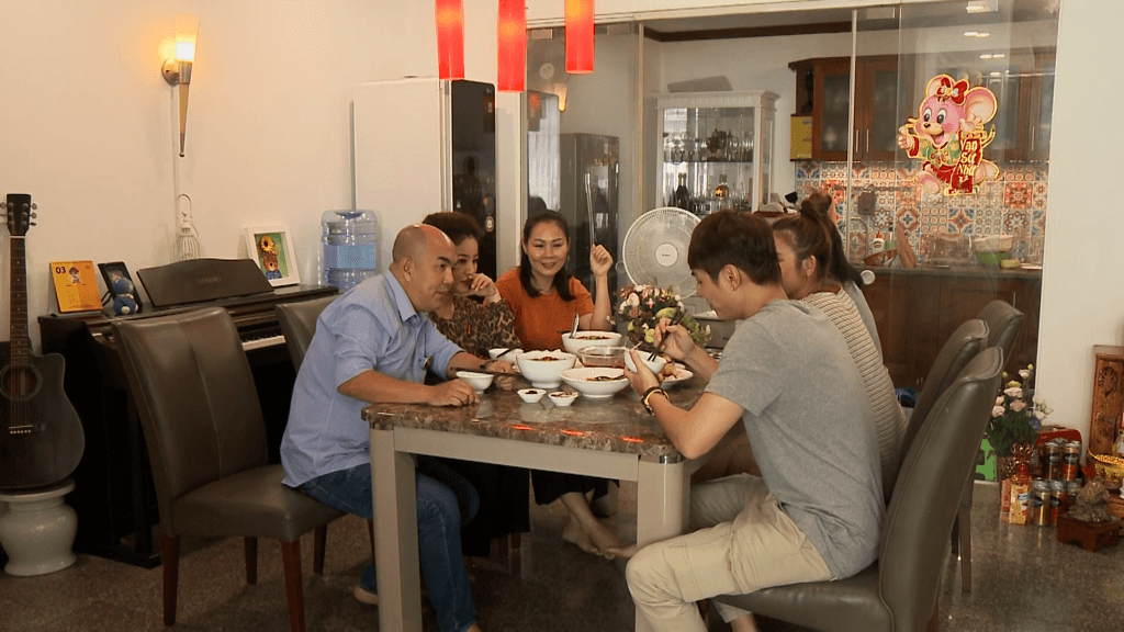 Sao Việt 24H: Liên Bỉnh Phát làm MV cổ động đẩy lùi COVID-19, Isaac tung poster siêu ngầu ảnh 2