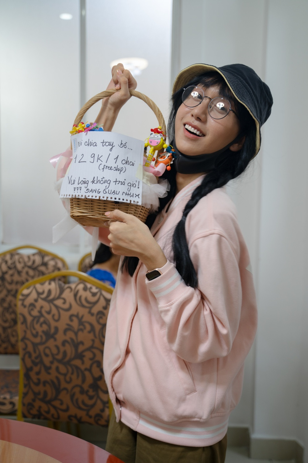 Lynk Lee đi “bán nước dạo”, “chèo kéo” khách hàng ở trường học rồi nhận cái kết phũ ảnh 2