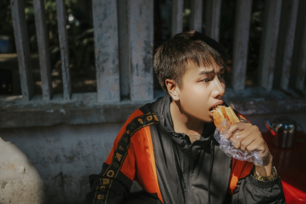 Đón chào mùa tựu trường, Lou Hoàng tung ngay MV “Bạn Cấp 3” đậm chất thanh xuân ảnh 3