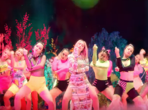 Sao Việt mùa cách ly: Jun Vũ “biến hình” cực xinh, “chị đại” Võ Hoàng Yến rời khu cách ly ảnh 7