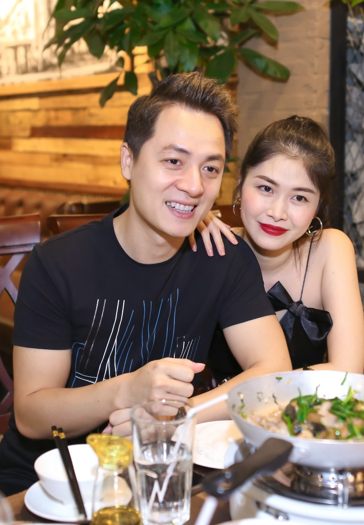 Dương Khắc Linh hộ tống vợ bầu Sara Lưu đến chúc mừng MC Nguyên Khang ảnh 3