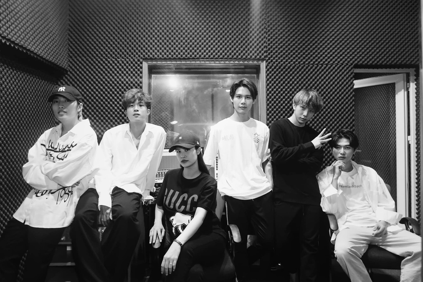 Uni5 tạo dáng cực ngầu bên Đông Nhi, gây tò mò với thông điệp “sắp lâm bồn” ảnh 1