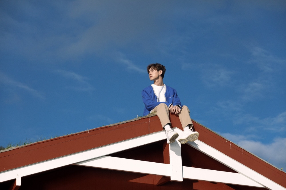 Sao Việt 24H: JSol ra mắt ca khúc tự sáng tác, Hoàng Thùy Linh đăng ảnh cùng thú cưng ảnh 1