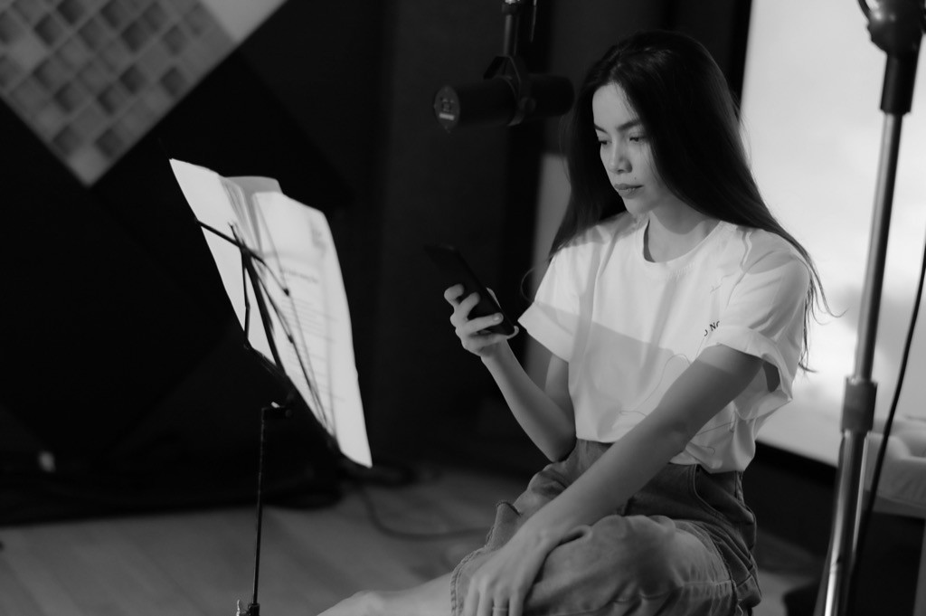 Dù đang mang bầu nhưng Hồ Ngọc Hà vẫn tích cực ra mắt album và show diễn mới ảnh 5