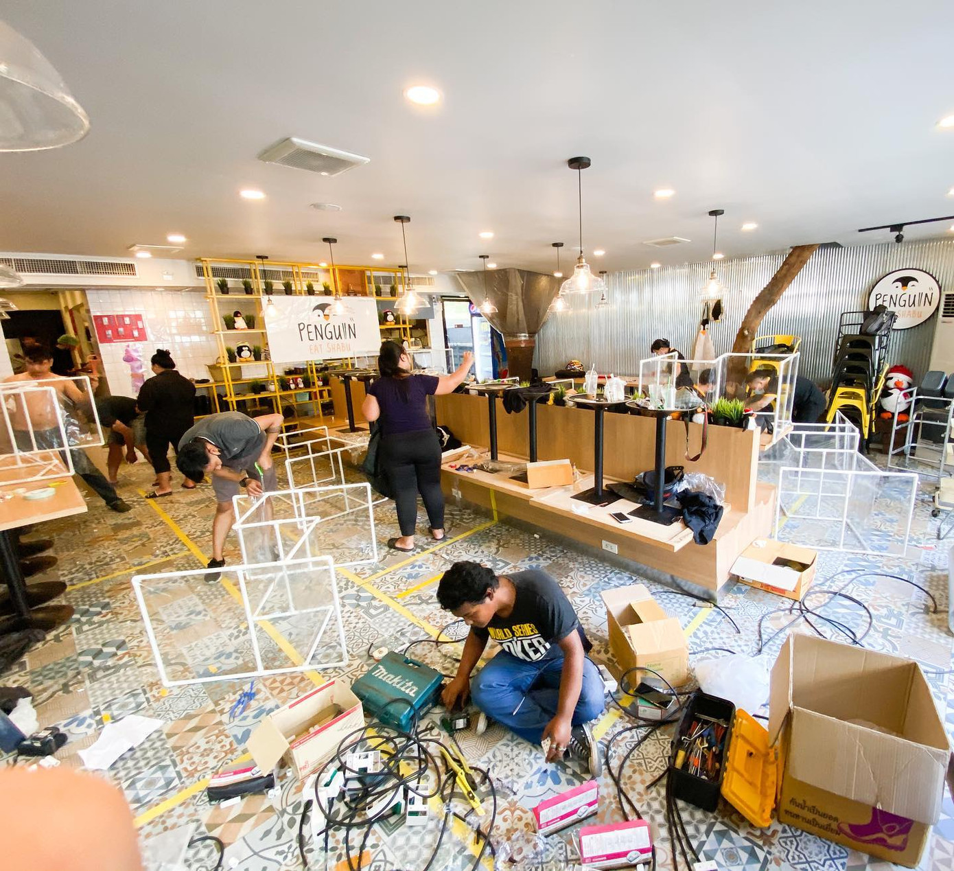 Nhà hàng Thái Lan thiết kế vách ngăn “siêu xịn” để bảo vệ thực khách trong mùa dịch ảnh 1