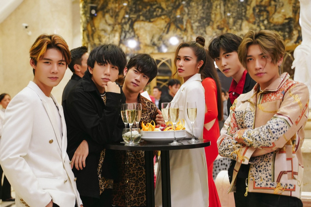 Minh Hằng nhận “cái kết đắng” vì mải mê hóng hớt trong tập 1 của web-drama “Kẻ săn tin“ ảnh 5