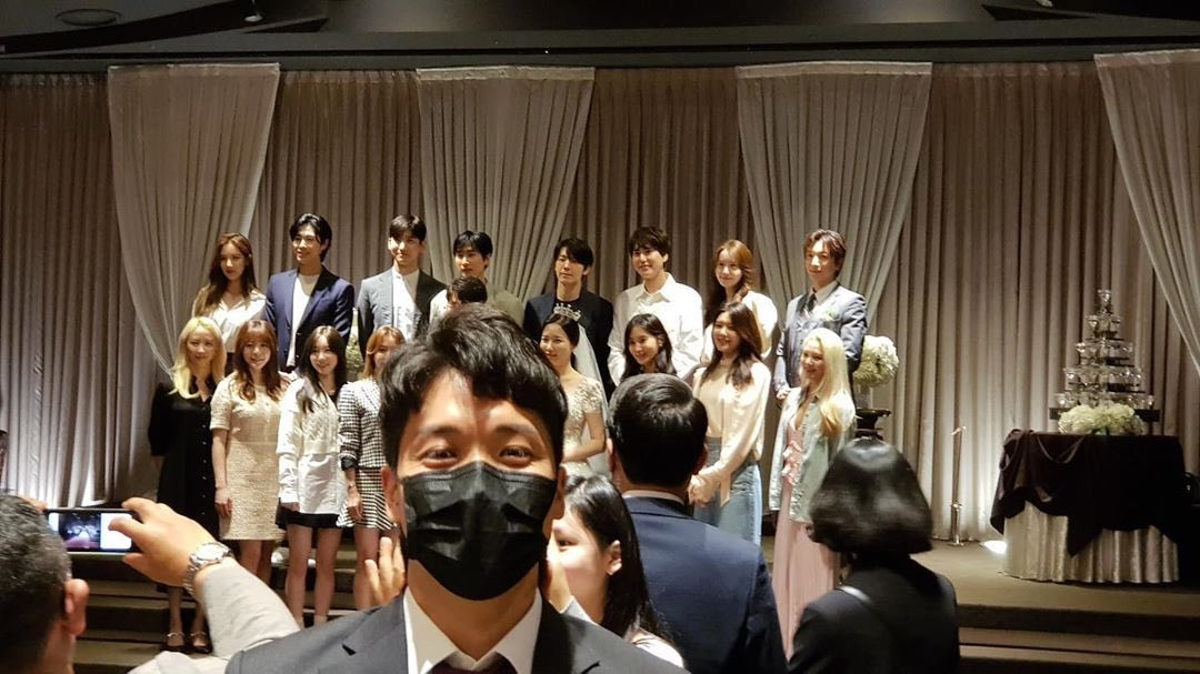 Ngoài SNSD, lễ cưới còn có sự tham gia của DBSK - Yunho và Changmin, Super Junior - Eunhyuk, Donghae, Kyuhyun và Leeteuk. SNSD hội tụ hát mừng ngày vui của anh quản lý khiến SONE “bấn loạn” ảnh 2