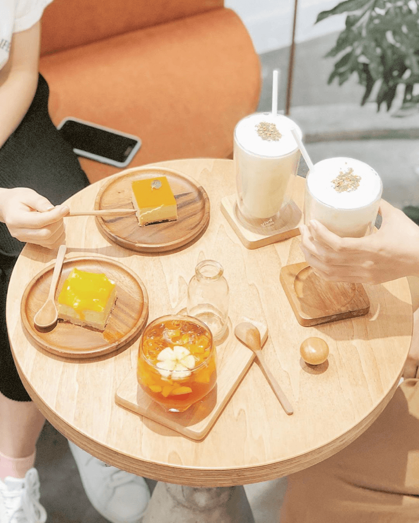 Ngất ngây với những thiên đường café “trắng tinh” và “đen tuyền” ở Sài Gòn ảnh 3