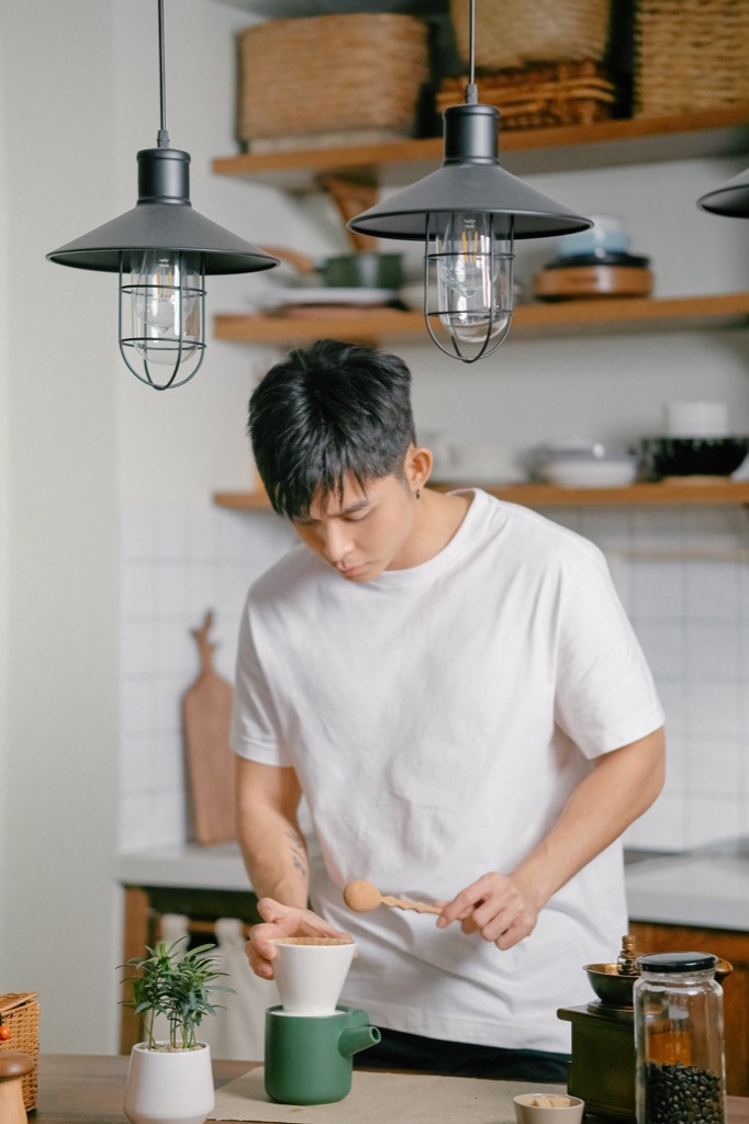 “Trai đẹp màu xanh” Jun Phạm “thả thính” cực mạnh bằng tour tham quan nhà riêng ảnh 5