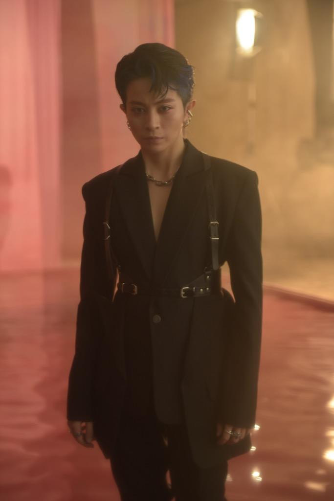 Gil Lê “thả nhẹ” câu nói đầy day dứt trong teaser MV “Sao Người Ta Nỡ Làm Mình Đau“ ảnh 4